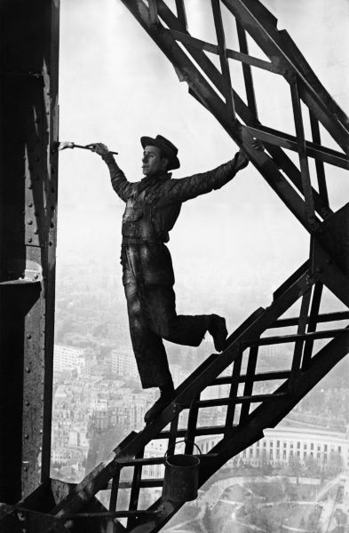 painter on eiffel tower